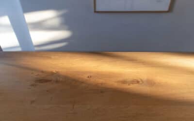 Waarom een eikenhouten tafelblad op maat in jouw huis past